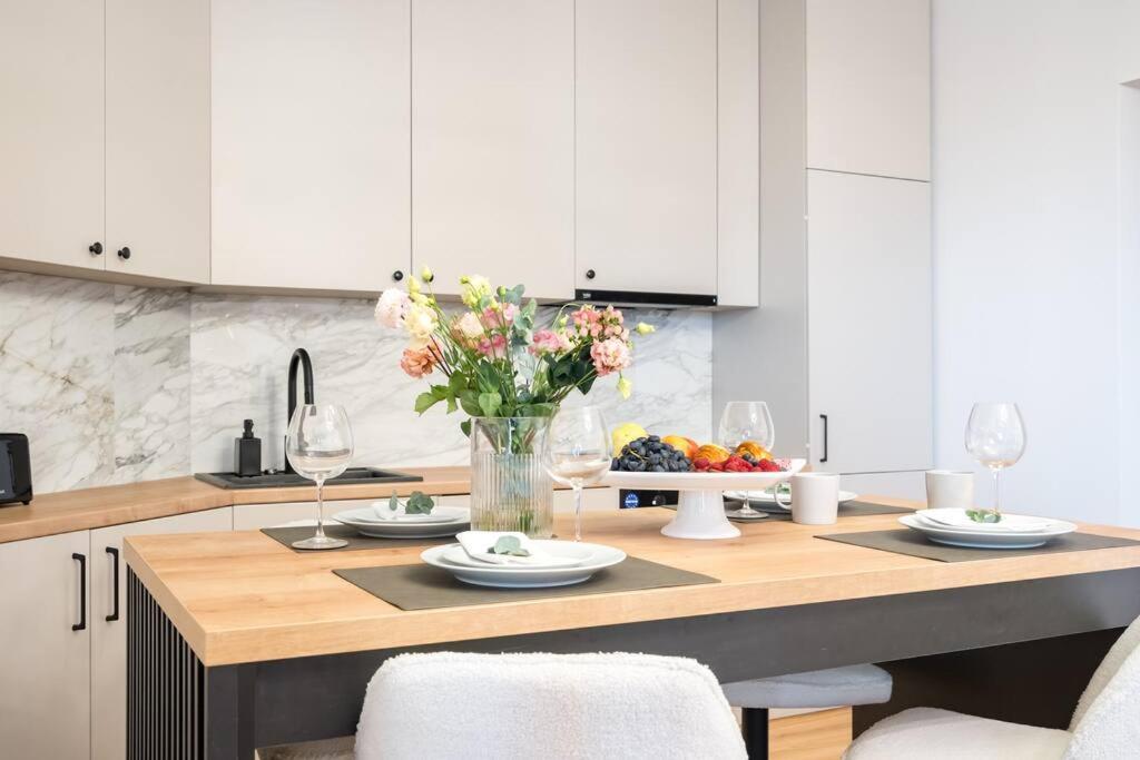 Stunning Views 3Br Sunny Flat - Amazing Terrace Apartment บูคาเรสต์ ภายนอก รูปภาพ